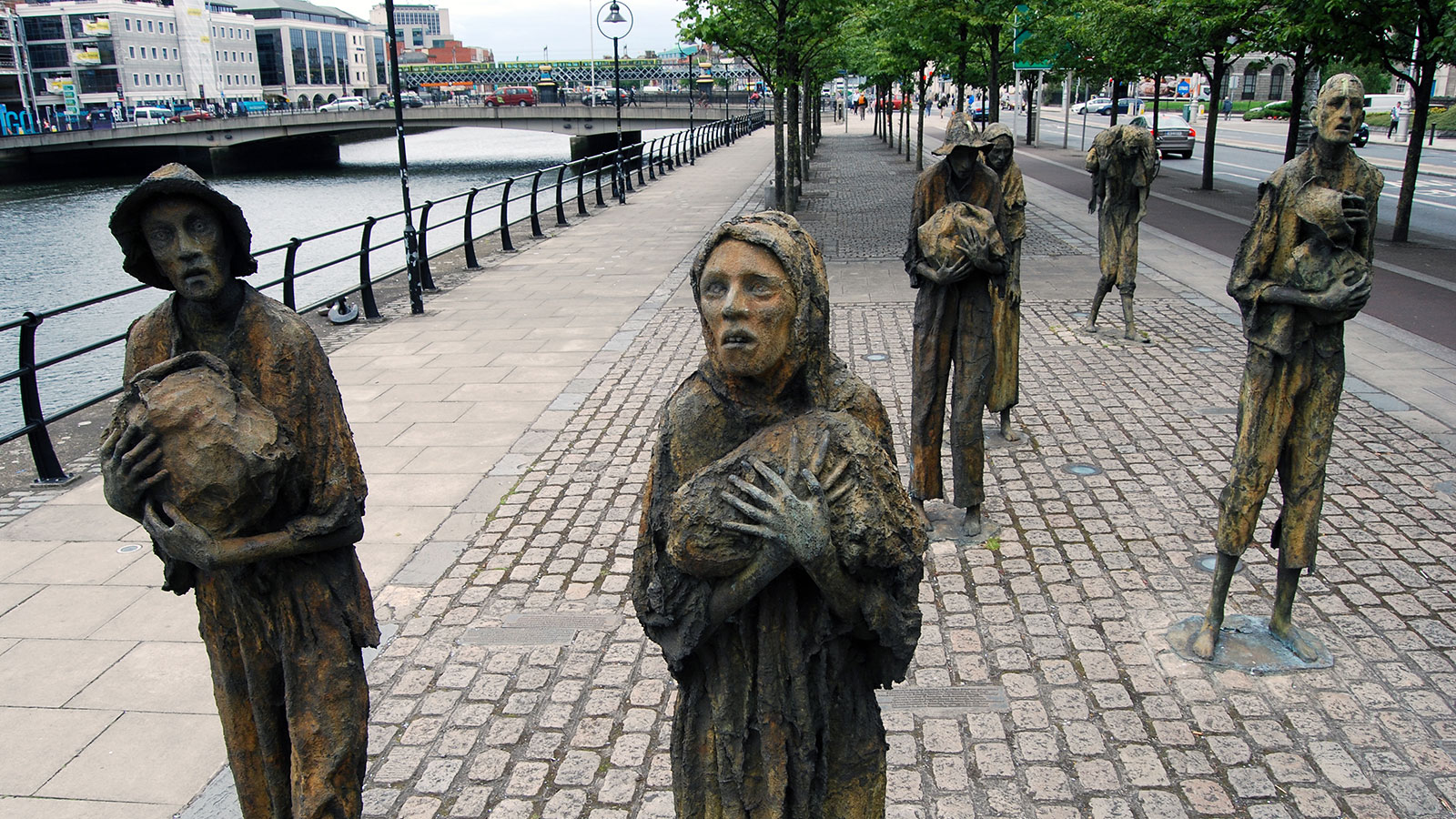 famine-statues
